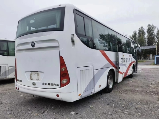 تستخدم حافلة السفر المستخدمة Foton Bus BJ6103 Weichai Engine 55 مقعدًا 2 + 3 تخطيط اللون الأبيض