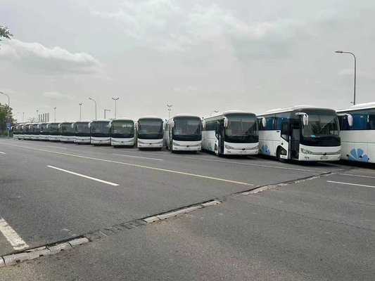 حافلة فاخرة مستعملة اللون الأبيض 50 مقعدًا أوراق الربيع 2018 سنة محرك نادر الباب الأوسط 2nd اليد Yutong حافلة ZK6119