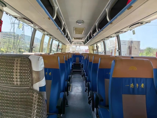 حافلة مستعملة 47 مقعدًا بأبواب مزدوجة ومكيف هواء للنافذة باللون الذهبي تستخدم Yutong Bus ZK6107