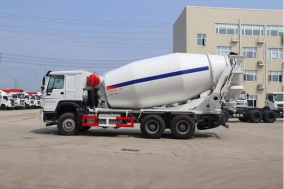 شاحنات خرسانة مستعملة 6 × 4 نموذج محرك LHD Sinotruck Howo Cement Mixer Truck EURO IV تحميل 8 طن