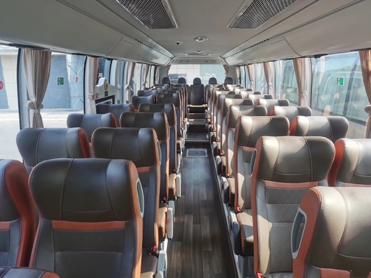 حافلات فاخرة مستعملة 50 مقعدًا بلون الشمبانيا بباب الركاب الأوسط موزع مياه مستعمل Youngtong ZK6117