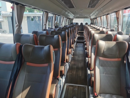 حافلات فاخرة مستعملة 50 مقعدًا بلون الشمبانيا بباب الركاب الأوسط موزع مياه مستعمل Youngtong ZK6117
