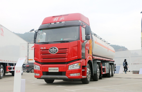 شاحنات النفط المستعملة FAW J6P ناقلة كبيرة للوقود شاحنة وقود 11.5 متر بطول 24 مكعب LHD / RHD