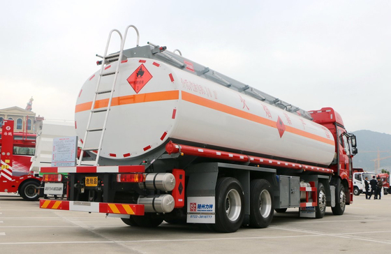 شاحنات النفط المستعملة FAW J6P ناقلة كبيرة للوقود شاحنة وقود 11.5 متر بطول 24 مكعب LHD / RHD