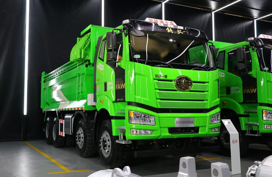 شاحنات مستعملة عجلات للبيع 12 إطارات FAW J6P شاحنة قمامة CNG 460hp سيارة سطح مسطح