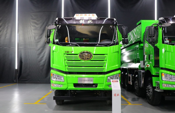 شاحنات مستعملة عجلات للبيع 12 إطارات FAW J6P شاحنة قمامة CNG 460hp سيارة سطح مسطح