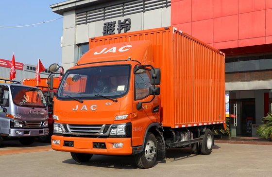 شاحنة خفيفة مستعملة تحميل 8 طن JAC V6 يدوي محور واحد 300L سعة ناقلة النفط