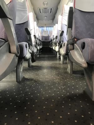 Kinglong العلامة التجارية حافلة سياحية مستعملة Sencond حافلة يدوية XMQ6898 39 مقعدًا مع محرك خلفي AC اللون الأزرق والأبيض حالة جيدة