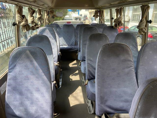حافلة صغيرة تويوتا كوستر مستعملة في عام 2011 ، مستعملة حافلات باب يدوية تعمل بالديزل ، حافلة فاخرة مع 23 مقعدًا