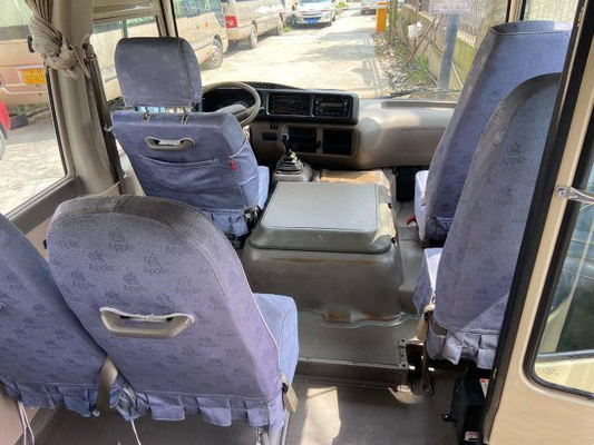 حافلة صغيرة تويوتا كوستر مستعملة في عام 2011 ، مستعملة حافلات باب يدوية تعمل بالديزل ، حافلة فاخرة مع 23 مقعدًا