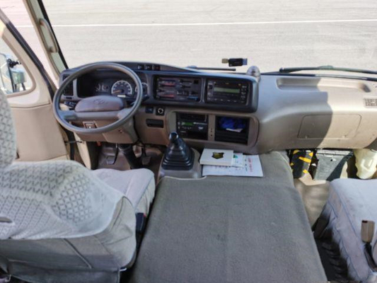 Toyota Coaster حافلة مستعملة مزودة بمعدات كاملة 20 مقعدًا تستخدم حافلة صغيرة في عام 2012 حافلة بنزين ذات نافذة منزلقة تعمل بالبنزين