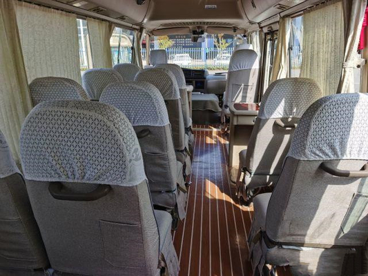 Toyota Coaster حافلة مستعملة مزودة بمعدات كاملة 20 مقعدًا تستخدم حافلة صغيرة في عام 2012 حافلة بنزين ذات نافذة منزلقة تعمل بالبنزين