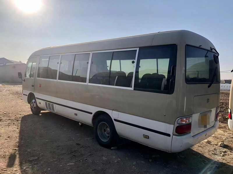 26 مقعدًا تستخدم TOYOTA Coaster Mini Bus Passenger Tourism Bus مع باب كهربائي