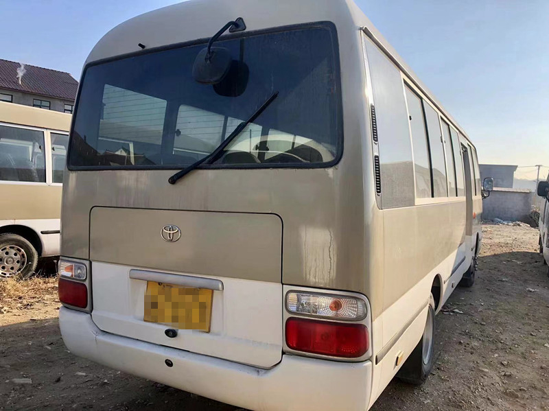 26 مقعدًا تستخدم TOYOTA Coaster Mini Bus Passenger Tourism Bus مع باب كهربائي