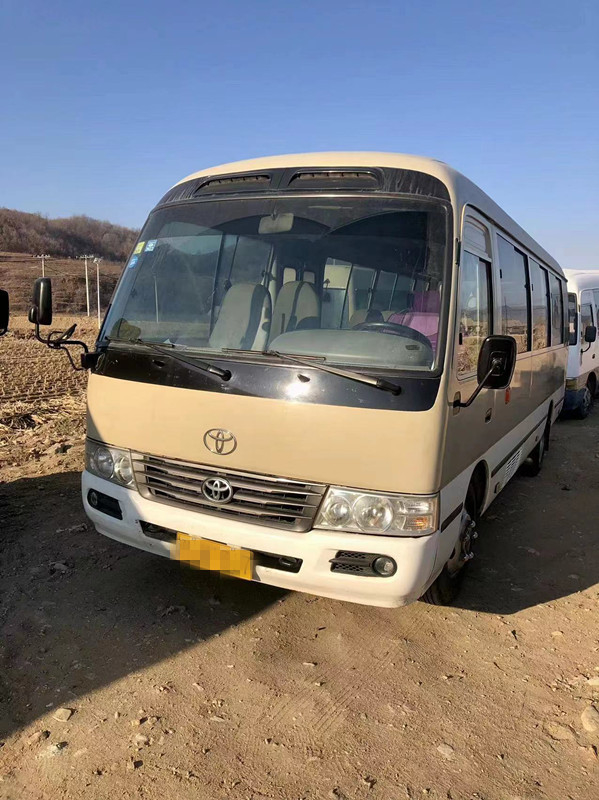 26 مقعدًا تستخدم TOYOTA Coaster Mini Bus Passenger Tourism Bus مع باب كهربائي