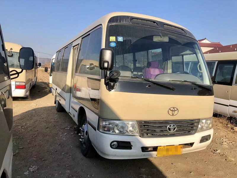 26 مقعدًا تستخدم TOYOTA Coaster Mini Bus Passenger Tourism Bus مع باب كهربائي
