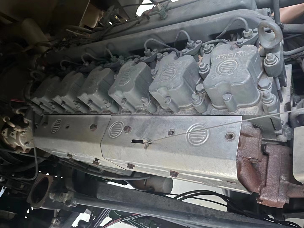 تستخدم 310hp قوية وقود الديزل الكامل محرك قلابة مع 3 أقفال تفاضلية 6 × 6 شاحنة قلابة