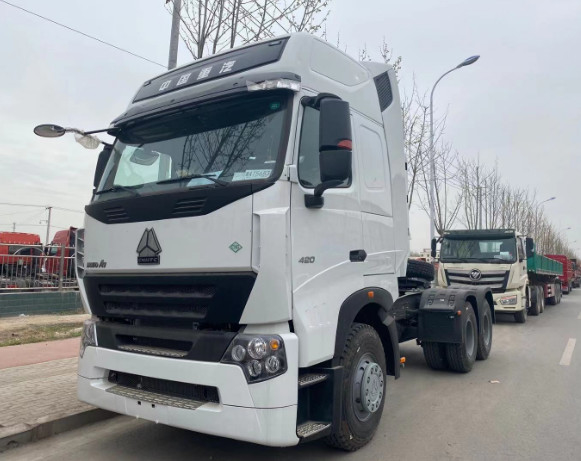HOWO A7 شاحنة جرار 6 * 4 مستعملة محرك ديزل مستعمل HOWO 371hp 30tons قلابة شاحنة