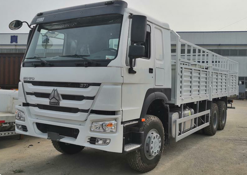 2 شاحنات شاحنة بضائع Euro Ii Howo شاحنة بضائع قوية 420hp سياج مزدوج مقطورات شاحنة