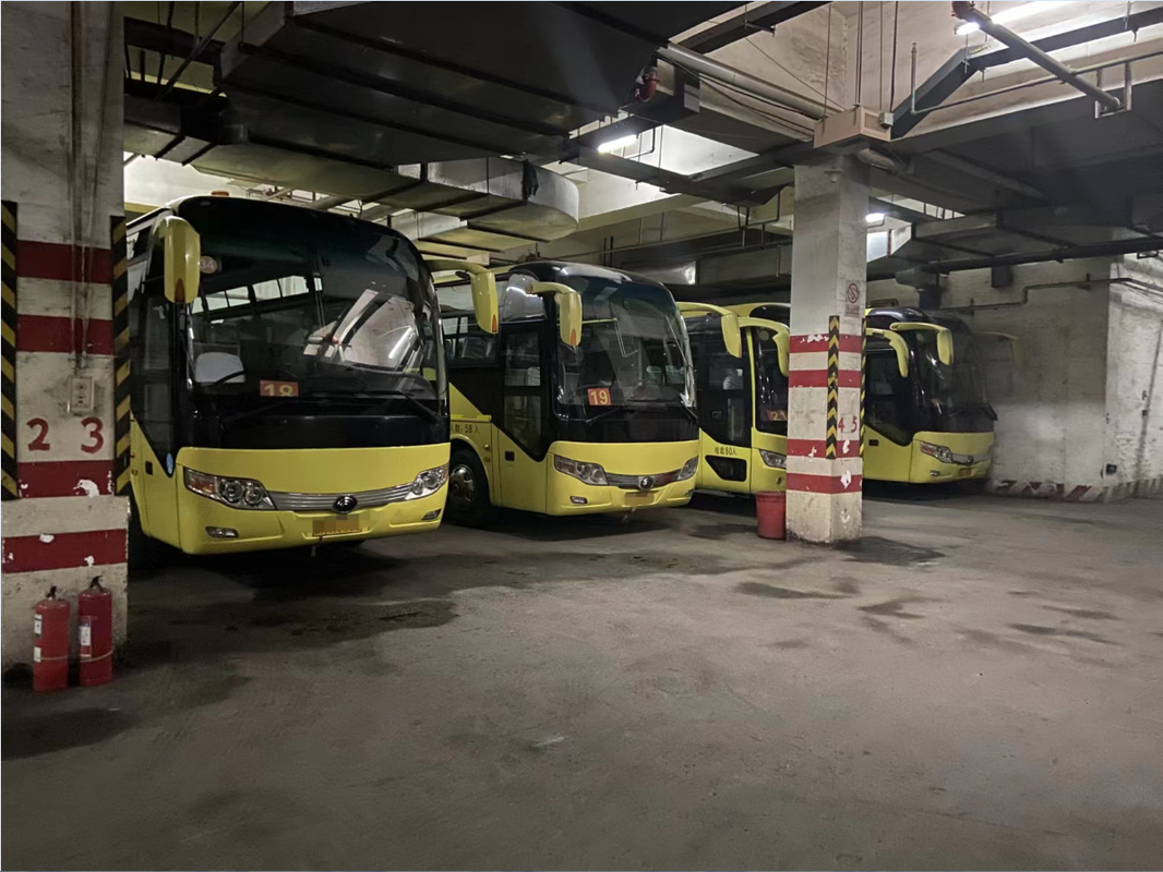 RHD / LHD كلاهما متاح حافلات Yutong مستعملة 3 + 2 تصميم ديزل 60 مقعدًا YUTONG Coach