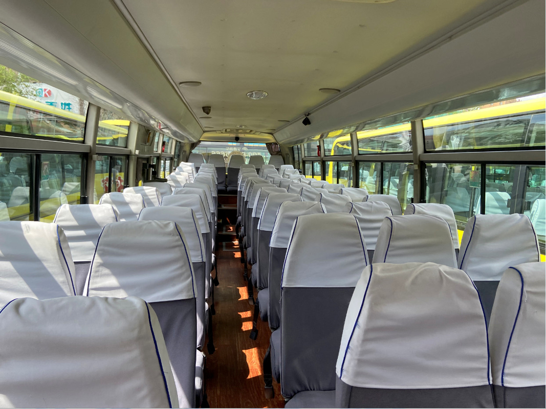 RHD / LHD كلاهما متاح حافلات Yutong مستعملة 3 + 2 تصميم ديزل 60 مقعدًا YUTONG Coach