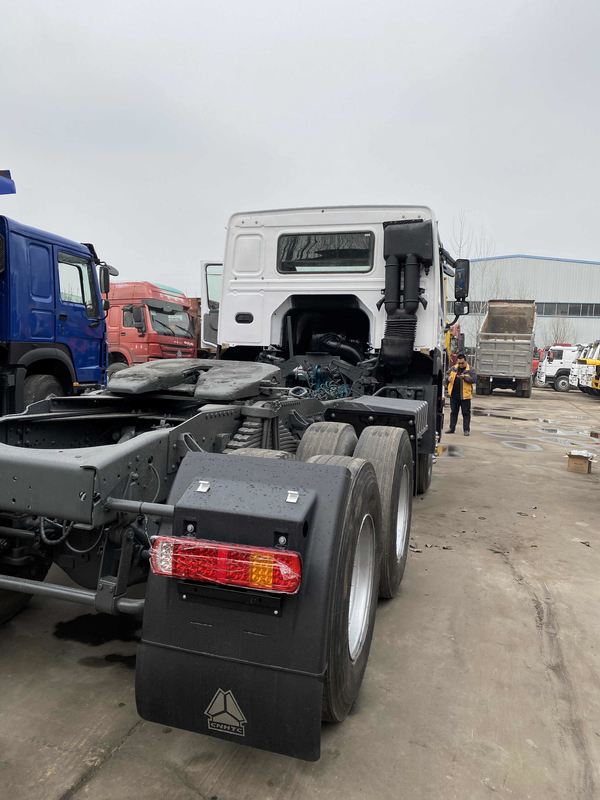 شاحنة جرار Sinotruck Howo الثقيلة المستخدمة مع محرك Weichai 371HP الطلاء الجديد