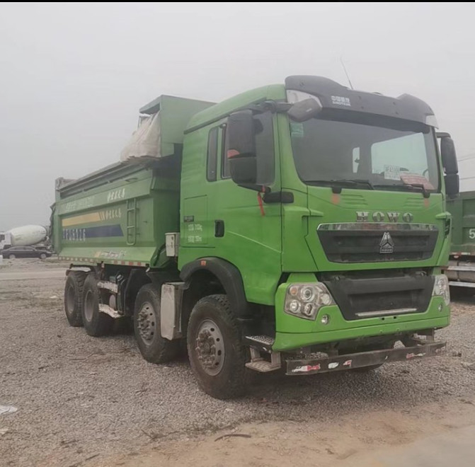 Howo 8x4 أربعة محاور مستعملة قلابة شاحنة قلابة مع 375HP 317HP للبيع