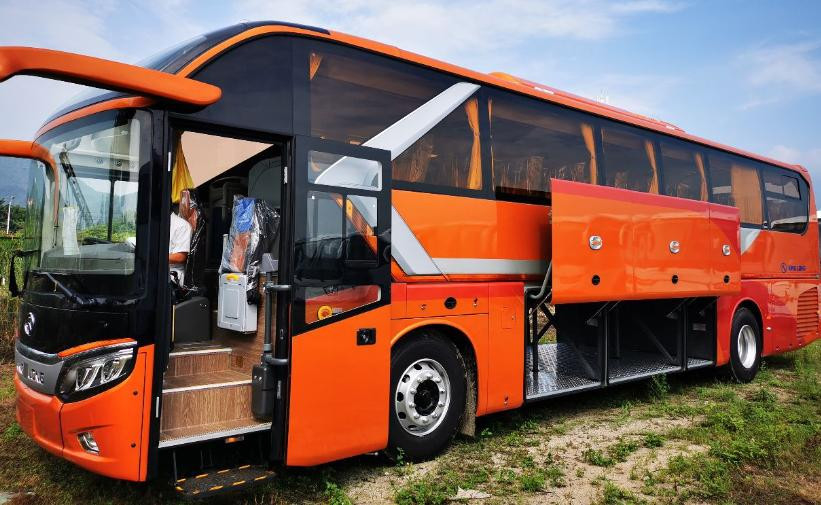2021 سنة 53 مقعدًا جديد وصول Kinglong XMQ6127cy الحافلة الجديدة مع محرك ديزل RHD التوجيه