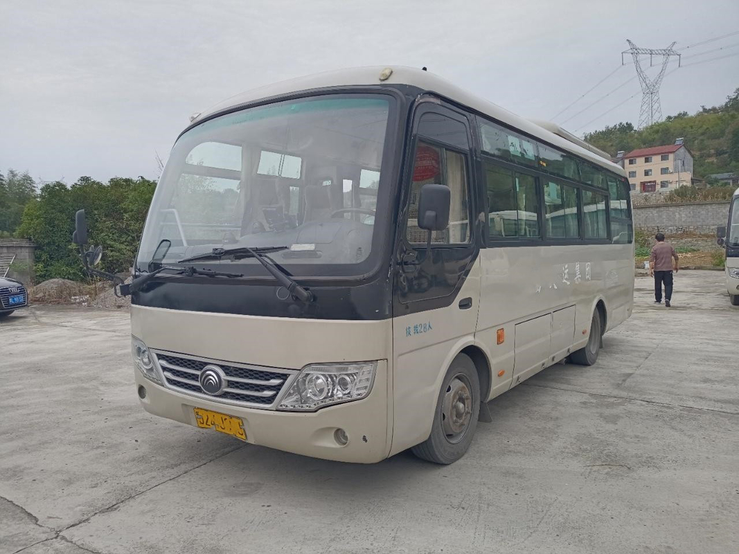 حافلة سياحية صغيرة تستخدم Yutong Bus ZK6729D 130hp باب قابل للطي 28 مقعدًا للتوجيه الأيسر