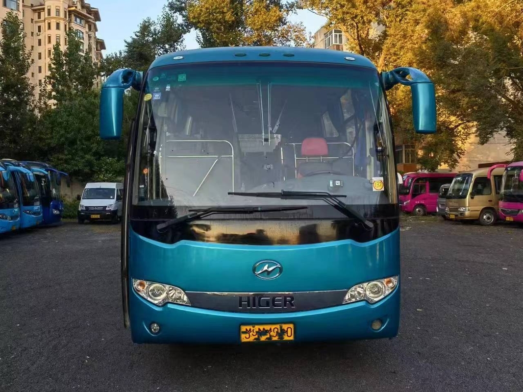 تستخدم حافلات فاخرة Higer KLQ6796 34 مقعدًا LHD محرك خلفي 147kw نظام تعليق زنبركي