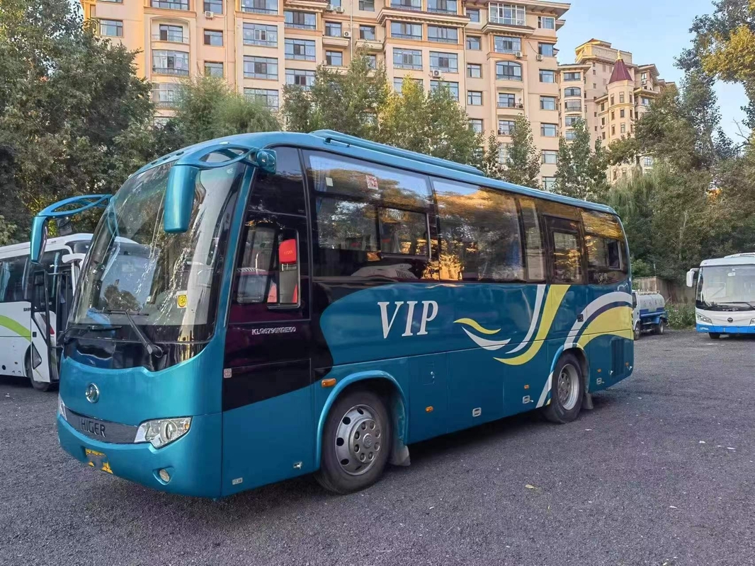 تستخدم حافلات فاخرة Higer KLQ6796 34 مقعدًا LHD محرك خلفي 147kw نظام تعليق زنبركي
