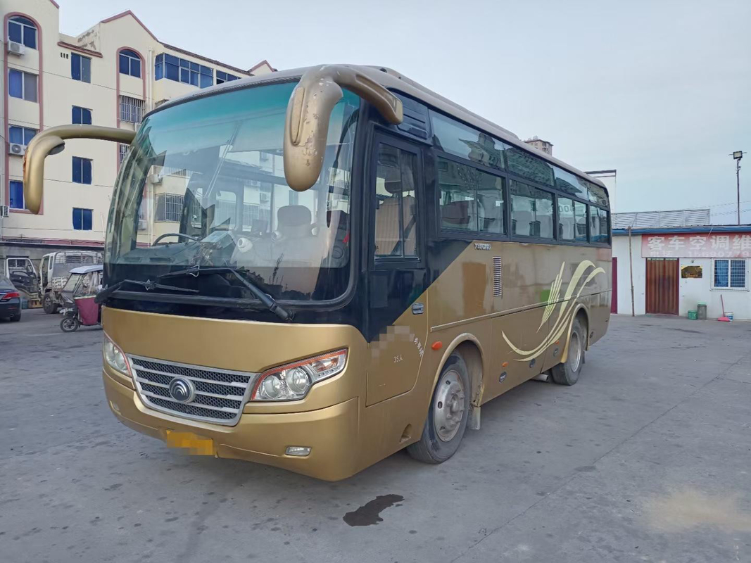 National Express Bus عالية الكفاءة تستخدم Yutong Coach Bus 35 مقعدًا 2 + 2 تخطيط