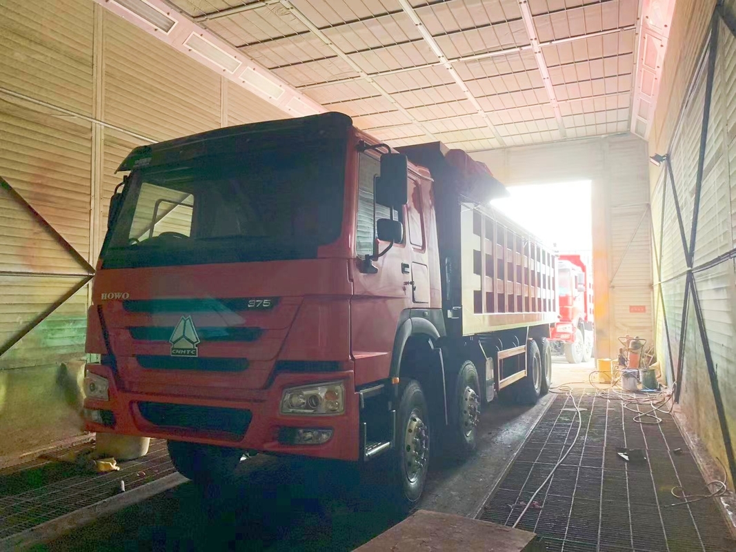 شاحنات تجارية مستعملة HOWO Dump Truck 8 * 4 Right Steering 371hp Truck Body 7.3 * 2.45 * 1.5m