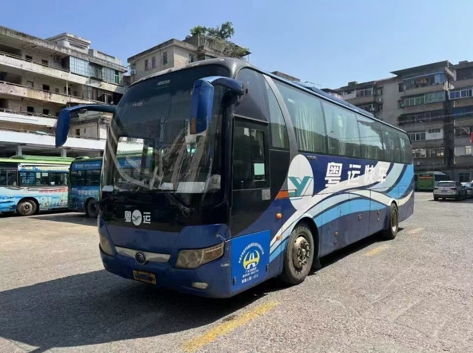 تستخدم الحافلة المكوكية Yutong ZK6110 حافلة الكنيسة 49-51seater الحافلة الخلفية ذات البابين