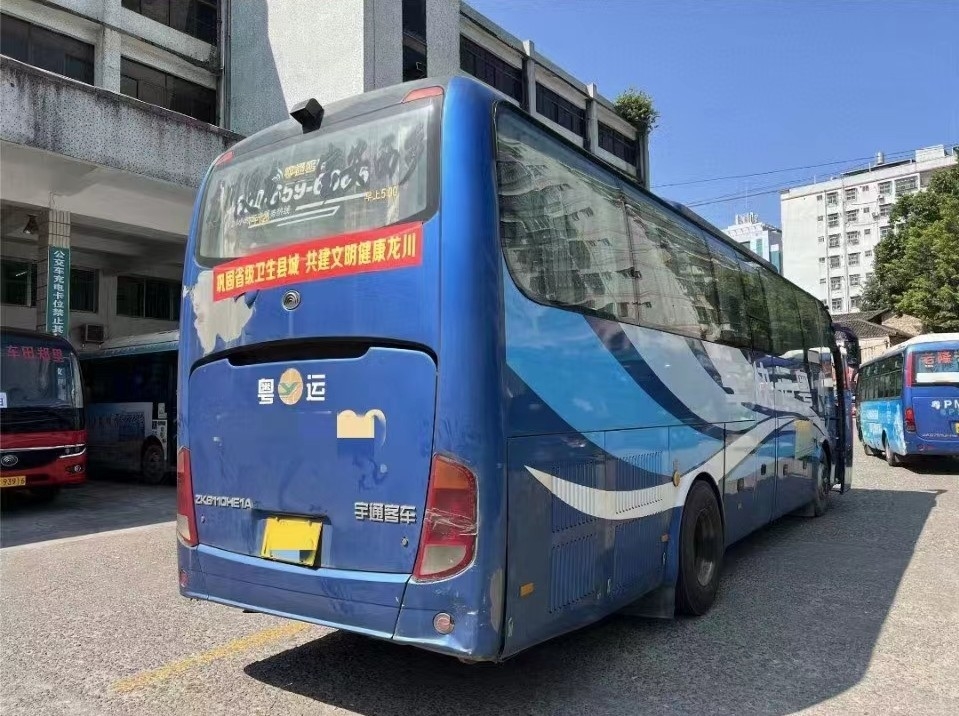 تستخدم الحافلة المكوكية Yutong ZK6110 حافلة الكنيسة 49-51seater الحافلة الخلفية ذات البابين