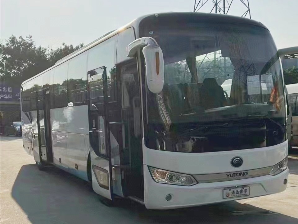 تستخدم حافلة العبور Yutong 55seater المستخدمة Rv Bus ZK6125 Double Doors Air bag suspension