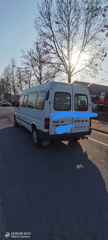 شاحنات صغيرة مستعملة 2015 سنة مستعملة Ford Hiace Mini Bus ناقل حركة يدوي Mini Bus 15 Seater