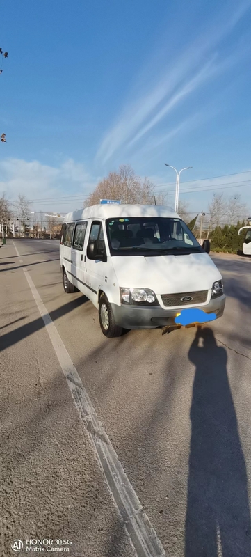 شاحنات صغيرة مستعملة 2015 سنة مستعملة Ford Hiace Mini Bus ناقل حركة يدوي Mini Bus 15 Seater