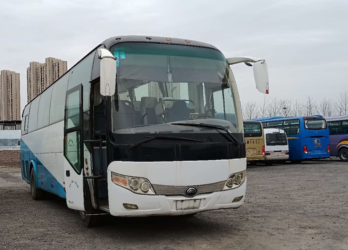 حافلة سياحية مستعملة 51 مقعدًا باللون الأبيض تستخدم Yutong Bus Yuchai Engine ZK6110