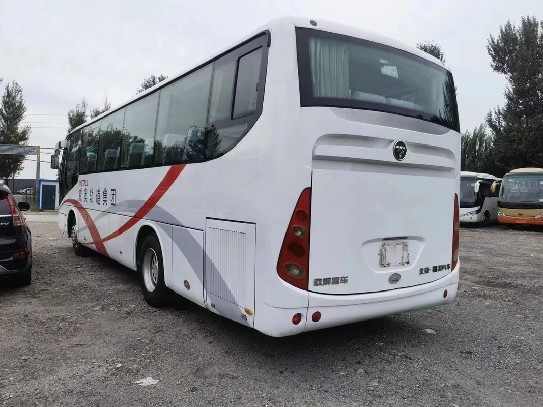 تستخدم حافلة السفر المستخدمة Foton Bus BJ6103 Weichai Engine 55 مقعدًا 2 + 3 تخطيط اللون الأبيض