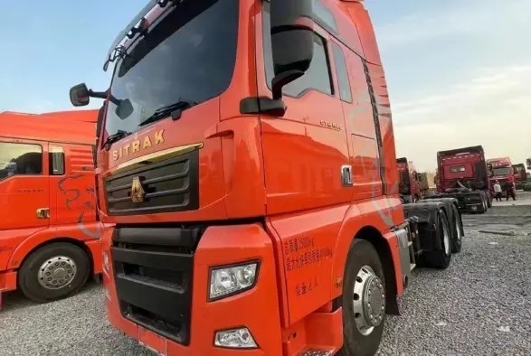 تستخدم شاحنات الديزل Sinotruck Sitrak شاحنة جرار 540hp 6 × 4 وضع القيادة ستة أسطوانات في الخط