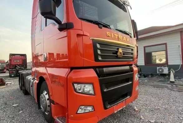 تستخدم شاحنات الديزل Sinotruck Sitrak شاحنة جرار 540hp 6 × 4 وضع القيادة ستة أسطوانات في الخط