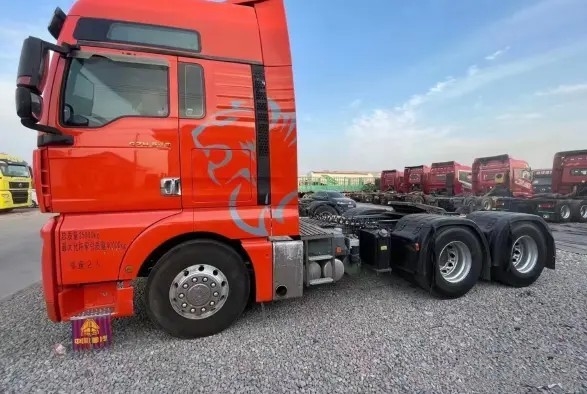 تستخدم شاحنات الديزل Sinotruck Sitrak شاحنة جرار 540hp 6 × 4 وضع القيادة ستة أسطوانات في الخط