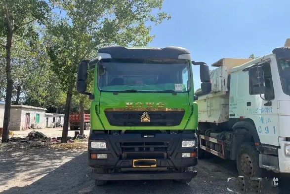 شاحنة قلابة مستعملة HOWO Sino Dump Truck 8 × 4 Drive Mode تستخدم شاحنة محرك ديزل