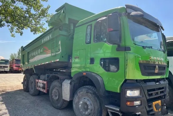 شاحنة قلابة مستعملة HOWO Sino Dump Truck 8 × 4 Drive Mode تستخدم شاحنة محرك ديزل