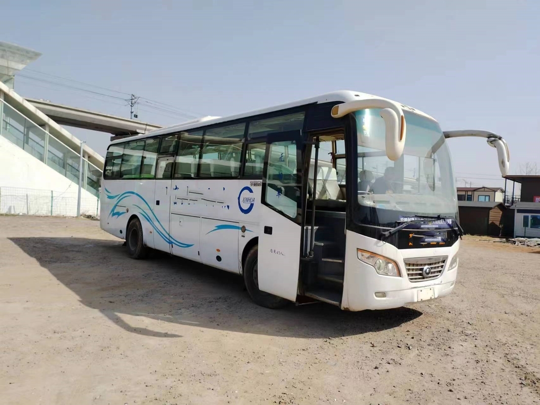 مستعملة ميكروباص 43 مقعدًا بأبواب مزدوجة اللون الأبيض تستخدم محرك Yutong Bus ZK6102D Yuchai