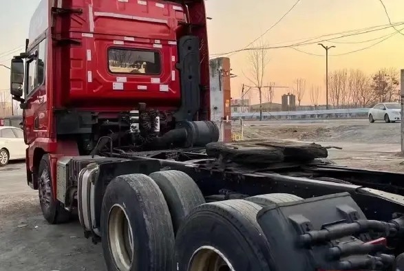 مستعملة جرار مقطورات كابينة عالية السقف Weichai Engine 500hp 6 × 4 شاحنة جرار SHACMAN D'LONG X3000