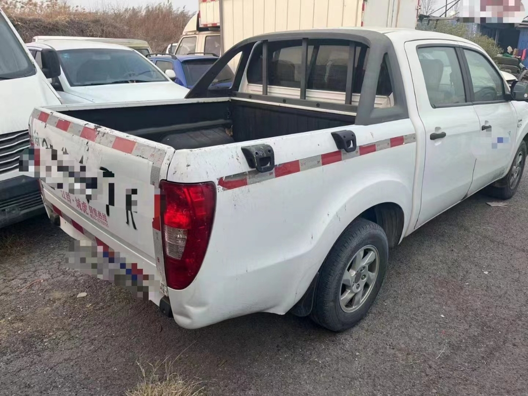 شاحنات زيت مستعملة مقاعد مزدوجة 4 أبواب محرك زيت 4 × 2 وضع القيادة ناقل حركة يدوي JMC بيك آب