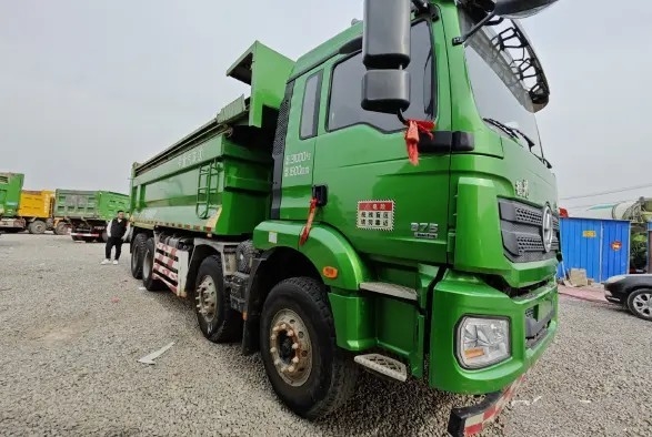تستخدم شاحنات الديزل 12 رأسًا لكابينة الإطارات 8 × 4 وضع القيادة 375hp اليد الثانية SHACMAN Dump Truck
