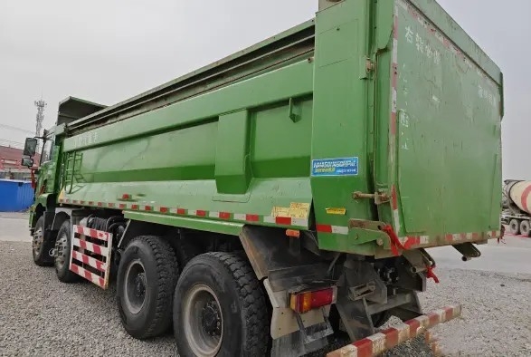 تستخدم شاحنات الديزل 12 رأسًا لكابينة الإطارات 8 × 4 وضع القيادة 375hp اليد الثانية SHACMAN Dump Truck